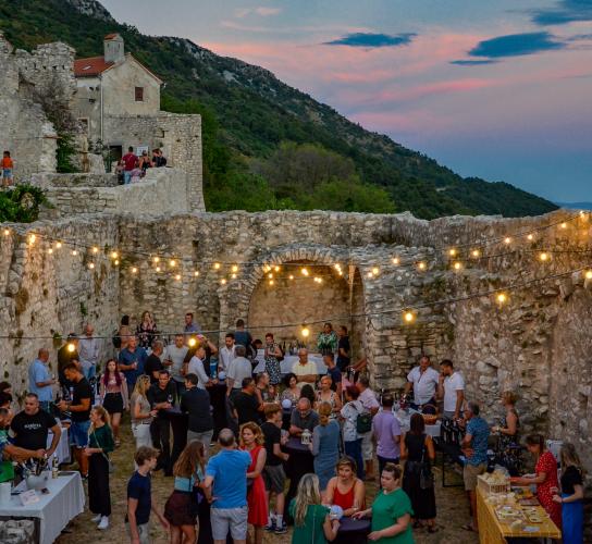 Plominska lombarda top lokacija za Vino i gitare